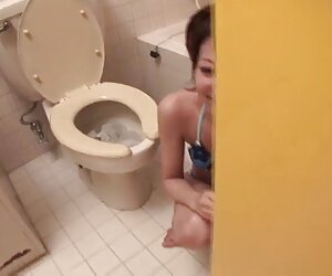 Jin, yatakta banyo cizgi porno roman yapmak için bekliyorlardı!